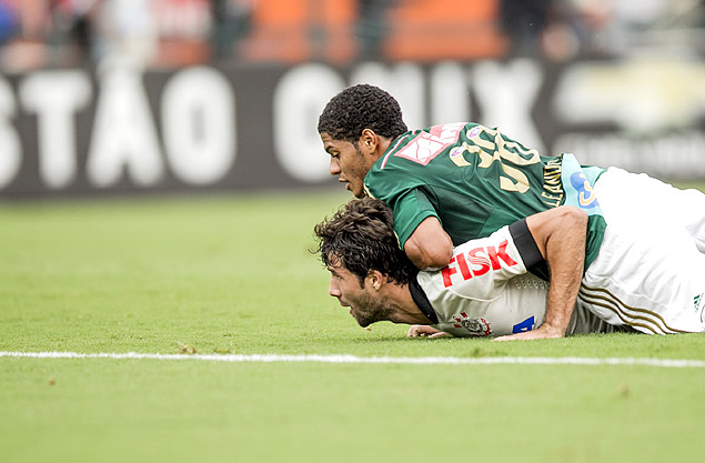 Felipe, do Corinthians, e Leandro, do Palmeiras, disputam bola no clssico