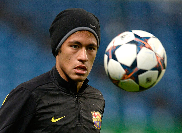 O atacante Neymar, durante treino do Barcelona no Etihad Stadium, em Manchester
