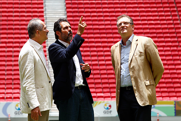 O secretrio geral da Fifa Jrme Valcke, o governador do DF, Agnelo Queiroz, e o ministro do Esporte, Aldo Rebelo, visitam o estdio Man Garrincha
