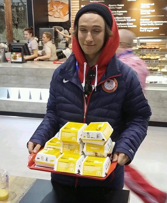 O esquiador norte-americano Torin Yater-Wallace carrega dez cheesebrgueres do McDonald's