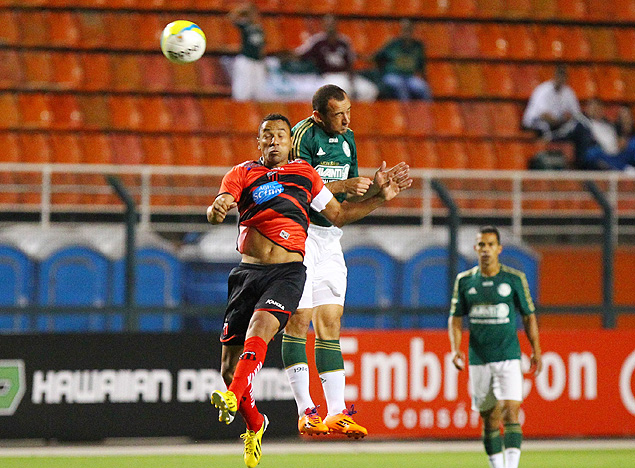 O volante Josimar cabeceia a bola em sua estreia pelo Palmeiras, contra o Ituano, no Pacaembu
