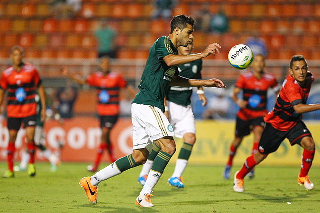 Alan Kardec prepara chute no triunfo do Palmeiras sobre o Ituano no Pacaembu