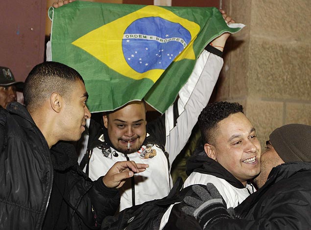 Tiago Ferreira segura a bandeira brasileira aps deixar a priso em Oruro