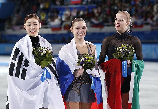 A russa Adelina Sotnikova (centro) ao lado da sul-coreana Kim Yuna e da italiana Carolina Kostner