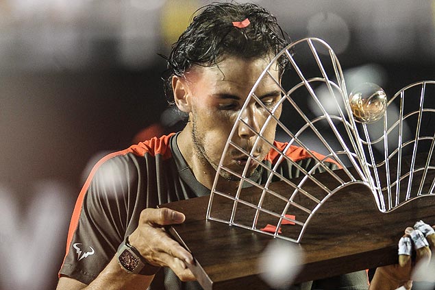 O espanhol Rafael Nadal segura o trofu do Rio Open aps derrotar o ucraniano Alexandr Dolgopolov