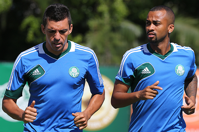 O zagueiro Lcio e o volante Wesley (dir.) durante treino do Palmeiras