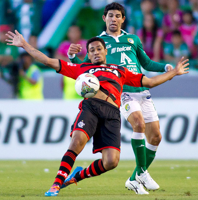 O atacante Hernane disputa jogada contra rival do mexicano Leon, pela Libertadores