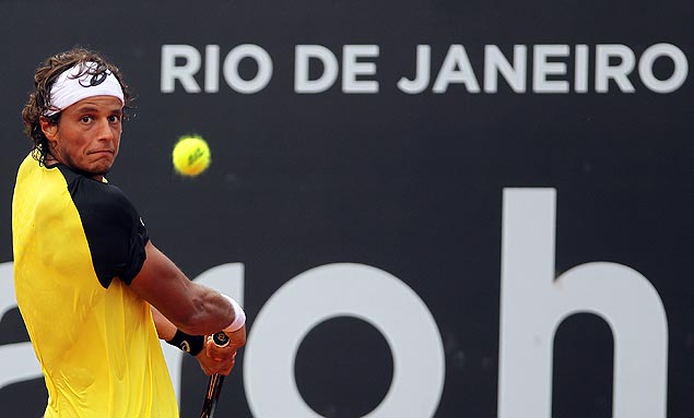 Joo Souza, o Feijo, devolve bola durante jogo pelo Rio Open