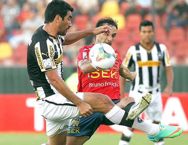 O atacante botafoguense Ferreyra (esq.) disputa bola com Sebastin Miranda
