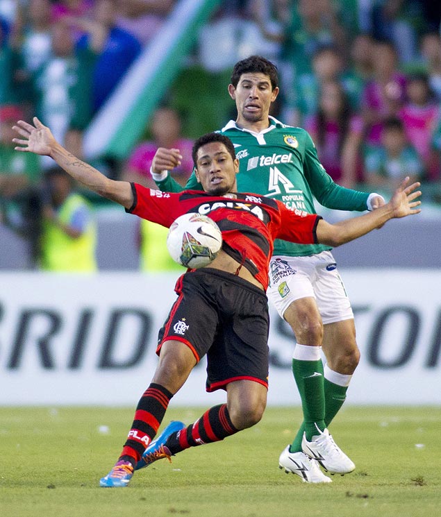 Hernane, do Flamengo, em jogada com Magalln, do mexicano Len, pela Taa Libertadores