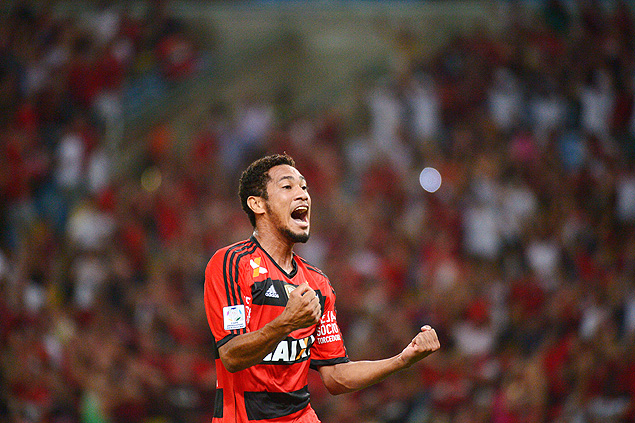 Hernane comemora gol marcado na vitria do Flamengo sobre o Emelec