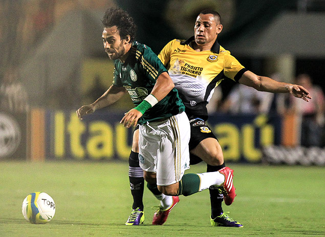 Valdivia cai durante a partida do Palmeiras contra o So Bernardo