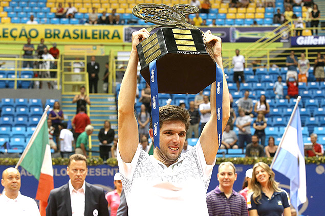 O tenista argentino Federico Delbonis comemora ttulo do Brasil Open em So Paulo