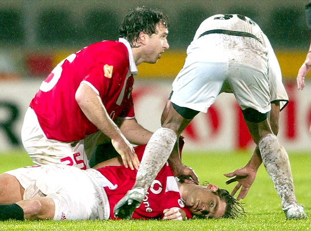 Jogadores socorrem o jogador hngaro Miklos Feher, do Benfica, durante partida contra o Vitria de Guimares