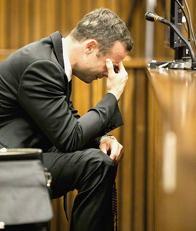 Oscar Pistorius chora no tribunal de Pretria durante julgamento