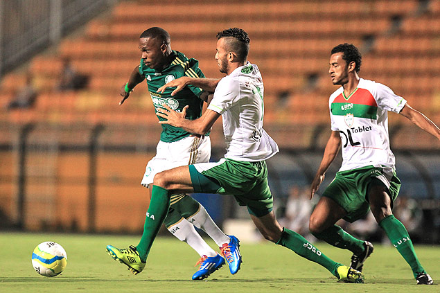 Patrick Vieira sofre marcao de jogadores da Portugues durante jogo no Pacaembu