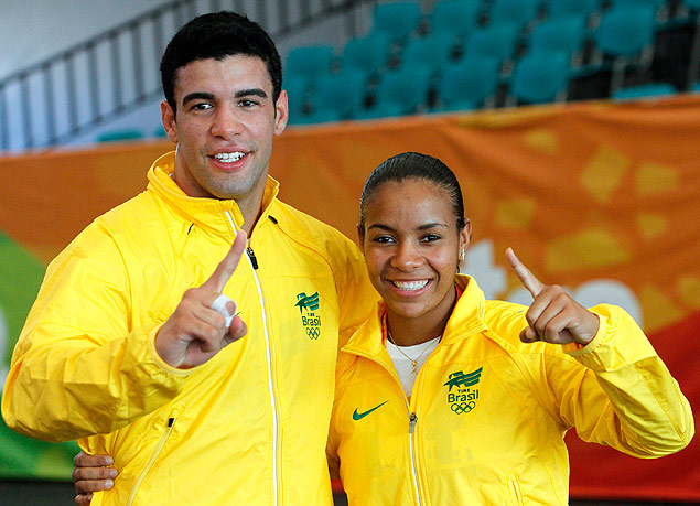 Wellington Rodrigues, medalha de ouro, e Isabela dos Santos, medalha de bronze no carat, posam para foto em Santiago