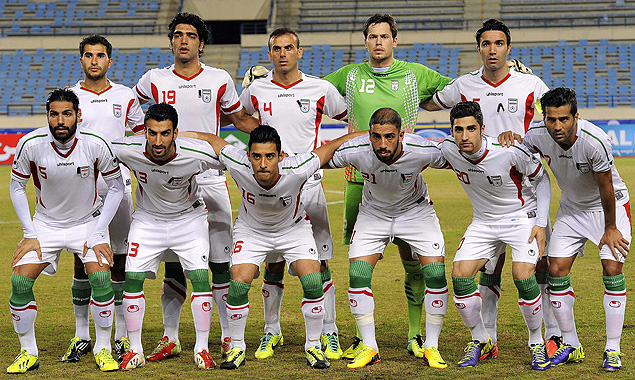 A seleo iraniana posa antes de partida pelas eliminatrias da Copa da sia de 2015