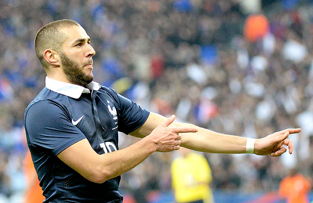 O atacante Karim Benzema comemora um gol pela seleo francesa