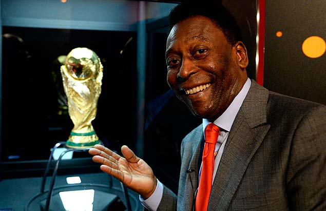 O ex-jogador Pelé mostra a taça da Copa do Mundo em Paris