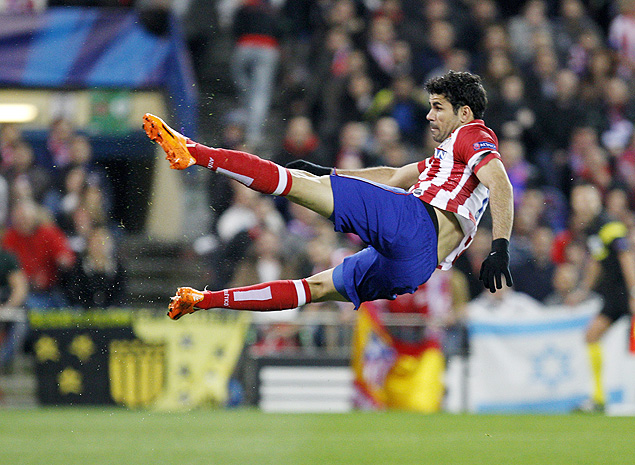 O atacante Diego Costa salta para marcar o 1 gol do Atltico de Madri