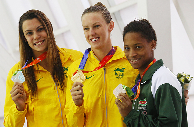 Pigot Chinyere (dir.) segura a medalha de bronze ao lado das brasileiras Graciele Herrman (centro) e Alessandra Harrison 