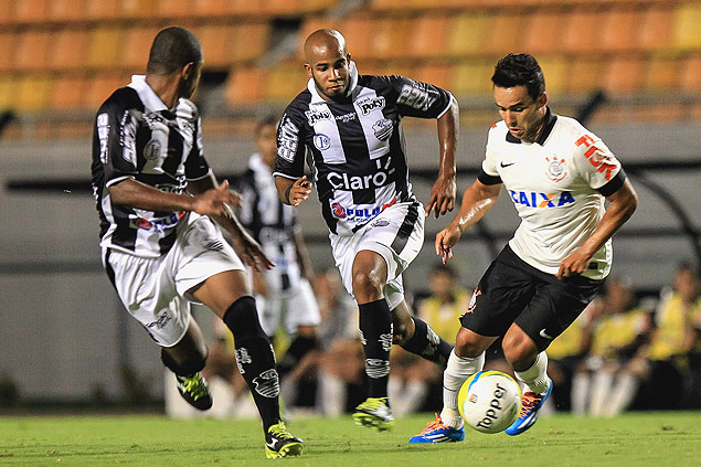 Jadson (dir.) tenta escapar da marcao durante jogo entre Corinthians e Comercial