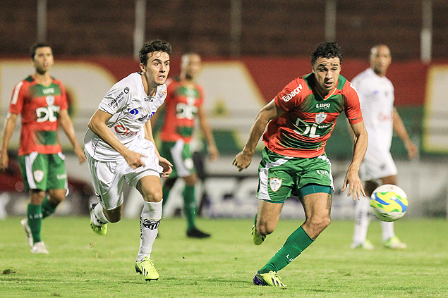 Lance do jogo entre Portuguesa e Bragantino, na tera-feira, no estadio do Canind; jogo s terminou nesta quarta