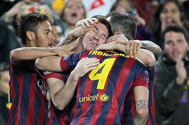 O argentino Lionel Messi  abraado por companheiro depois de gol contra o Manchester City