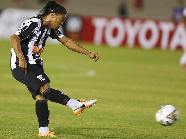 Ronaldinho chuta a bola durante jogo do Atltico-MG contra o Nacional 