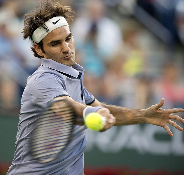 O tenista suo Roger Federer devolve bola no jogo contra o alemo Tommy Haas, em Indian Wells