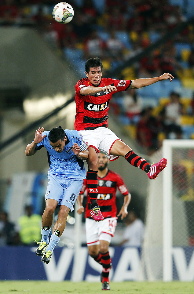 Caceres, do Flamengo, e William Ferreira saltam em disputam pela bola, no Maracan 