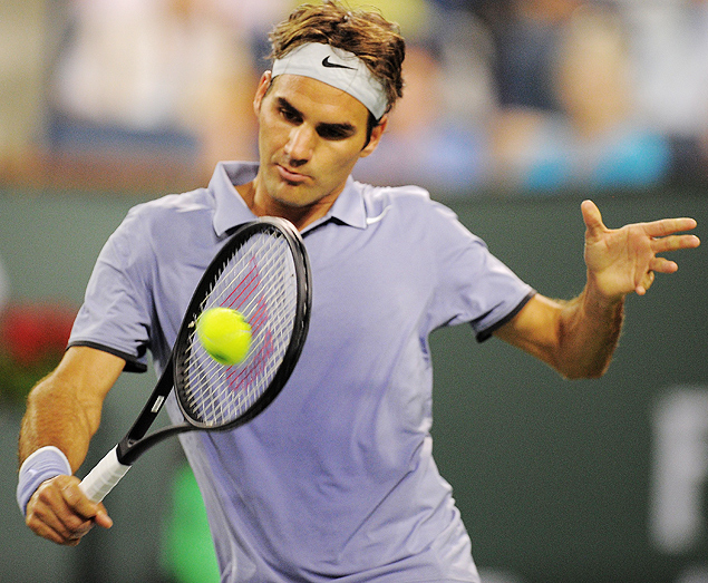 O suo Roger Federer rebate uma bola contra o alemo Tommy Haas, em Indian Wells