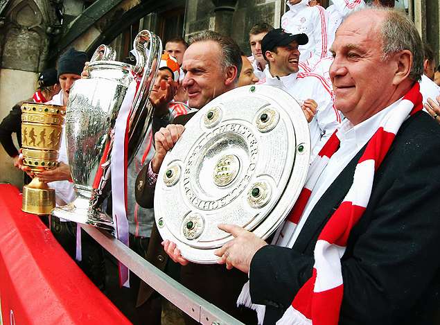 Uli Hoeness, presidente do Bayern de Munique, comemora o ttulo da Liga dos Campees