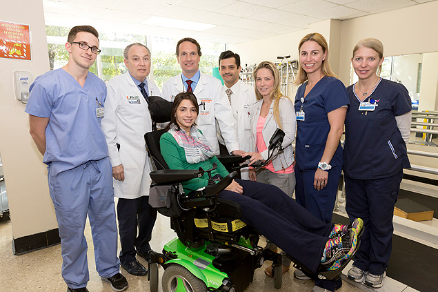 Lais Souza com a equipe mdica do Jackson Memorial Hospital em Miami, Estados Unidos.
