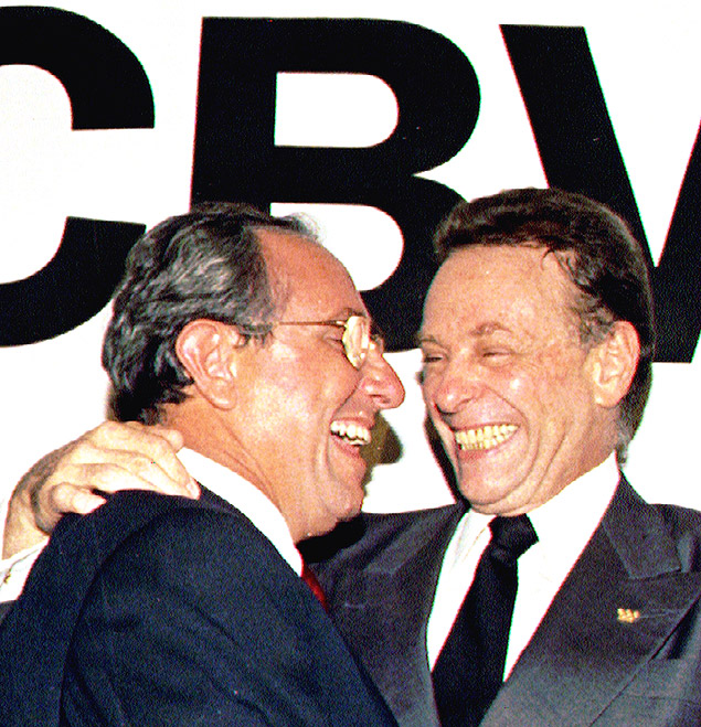 Ary Graa Filho ( esq.) abraa Carlos Arthur Nuzman ao assumir a CBV em 1997