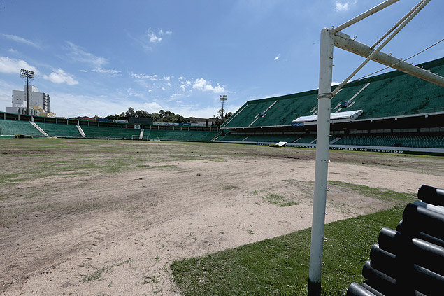 Resto do gramado retirado do estdio Brinco de Ouro da Princesa, em Campinas, onde a seleo nigeriana treinar