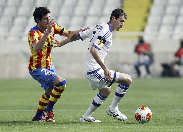 Danilo Silva ( direita), do Dnamo, em jogo contra o Valencia, da Espanha, em campo neutro, no Chipre, pela Liga Europa
