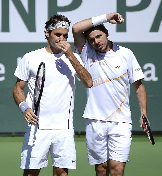 Os suos Roger Federer (esq.) e Stanislas Warwrinka conversam durante jogo contra Peya e Soares