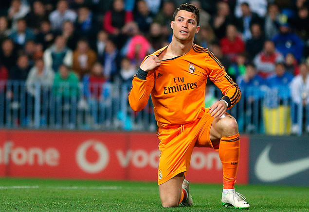 O atacante portugus Cristiano Ronaldo, do Real Madrid, mostra marcas no pescoo para o rbitro