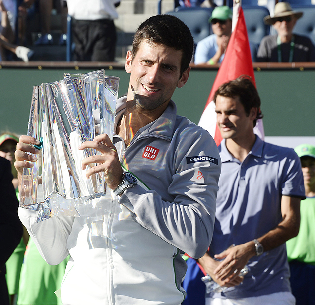 Djokovic segura o trofu do Masters 1.000 de Indian Wells aps bater Federer, em 2014