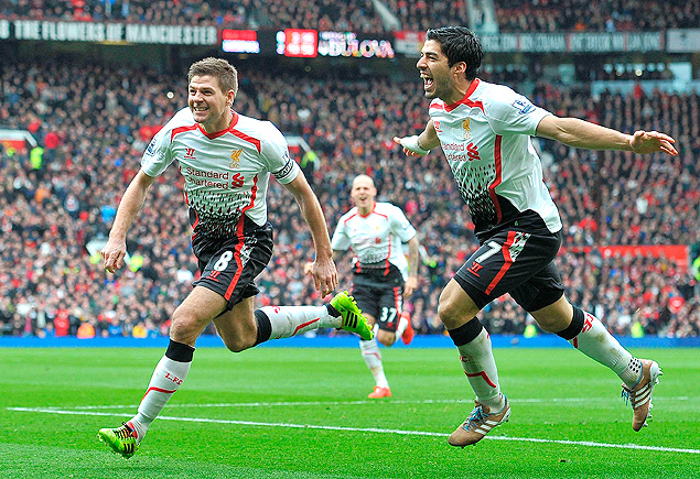 Gerrard (esq.) comemora gol do Liverpool com atacante uruguaio Surez