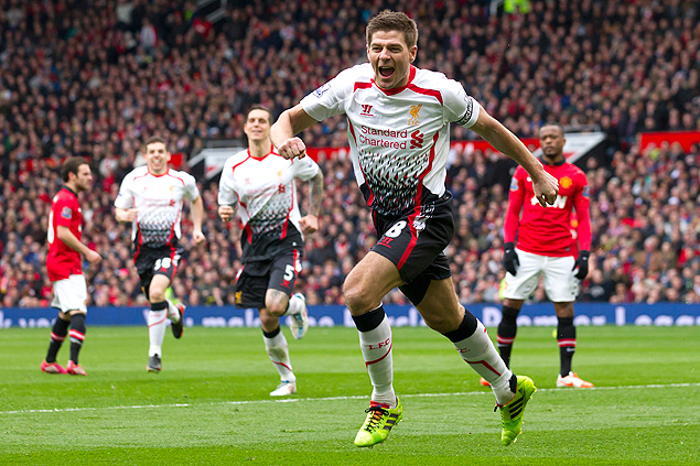 Steven Gerrard, do Liverpool, comemora aps marcar gol contra o against Manchester United