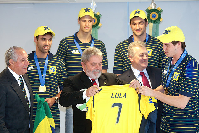 Em 2010, o presidente Lula recebe no Palcio do Planalto, a seleo de vlei tricampe mundial ao lado do presidente da CBV, Ary Graa ( esq.) e do presidente do Banco do Brasil, Aldemir Bendine