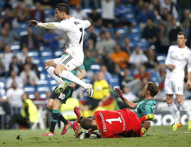 O atacante Real Madrid Cristiano Ronaldo marca um dos seus dois gol contra o Schalke