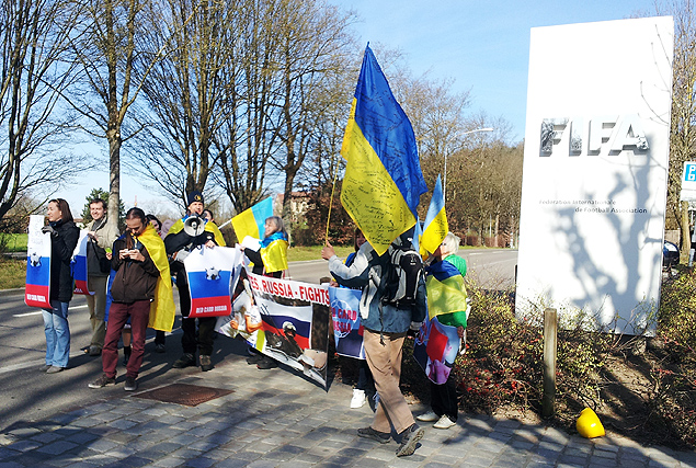 Ucranianos protestam em frente  sede da Fifa, em Zurique (SUI)