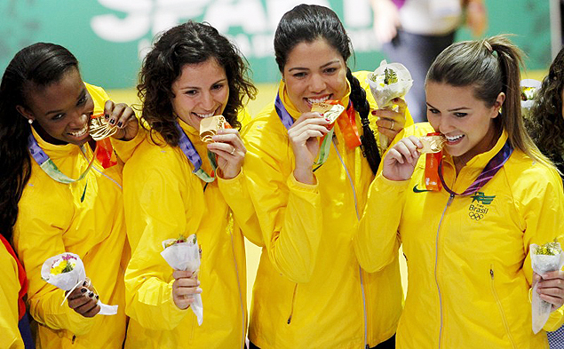 Equipe brasileira feminina de esgrima comemora a medalha de ouro nos Jogos Sul-Americanos