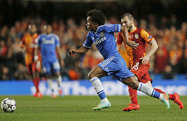 O meia Willian, do Chelsea, arranca com a bola na partida contra o Galatasaray