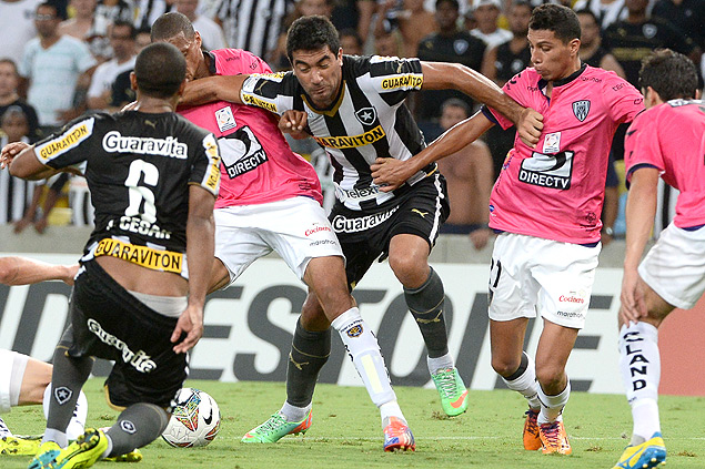 O atacante botafoguense Ferreyra disputa bola entre jogadores do Independiente 