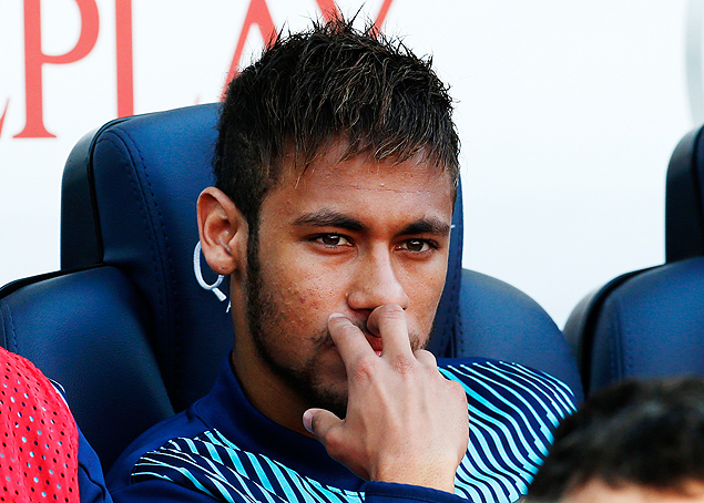 Neymar no banco de reservas em jogo do Barcelona contra o Osasuna